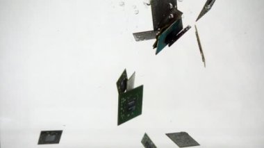 Mikro Bilgisayar işlemcisi suya düştü, yavaş çekim.