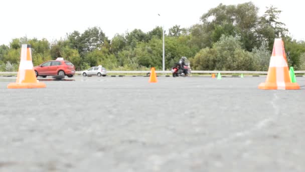 Lipetsk, Russian Federation - September 17, 2016: Competition the Moto gymkhana, big motorcycle chopper arrives at the finish line — Stock Video