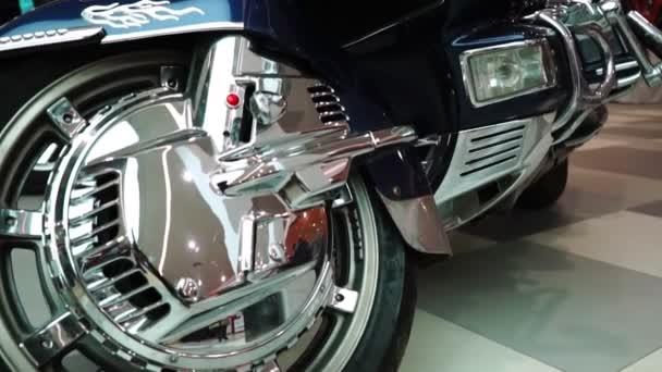 Exposición de motocicletas, Gran motocicleta azul vista inferior primer plano — Vídeo de stock