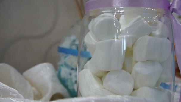 Frasco com doce Marshmallows na mesa de férias close-up — Vídeo de Stock