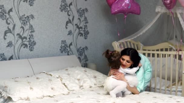Bonita jovem mãe abraçando e conversando com uma jovem filha — Vídeo de Stock