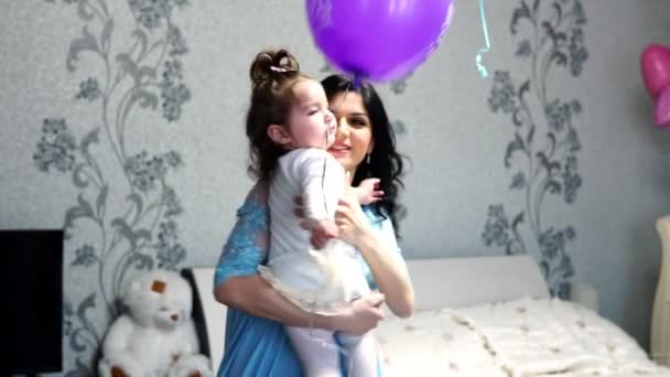 Una joven madre y una pequeña hija en sus manos feliz baile giro — Vídeos de Stock