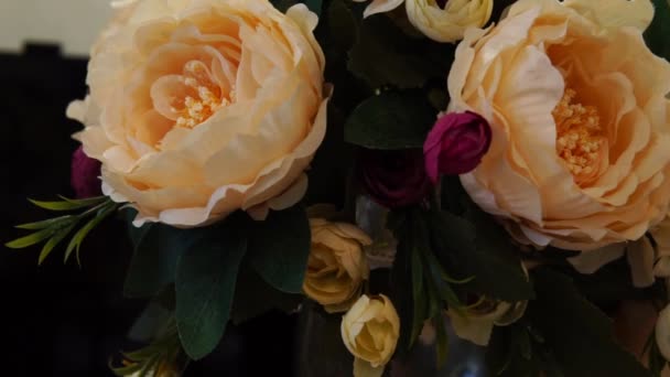 Fleurs artificielles pour les décorations recueillies dans un bouquet suivi de près — Video