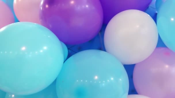 Färgglada ballonger i helskärmsläge spårning närbild — Stockvideo