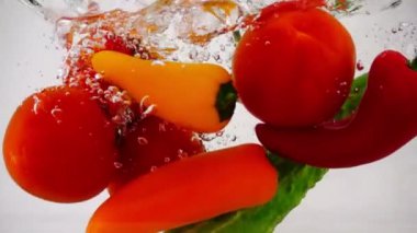 Birçok taze sebze, salatalık, biber ve domates suya düşüyor