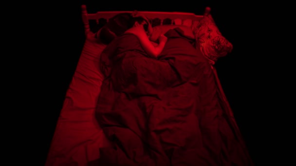 Тімелапс неспокійного сну молодого чоловіка вночі з кішкою — стокове відео