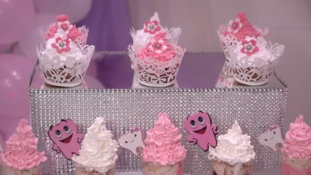 节日甜点的奶油装饰与牙齿例证 — 图库视频影像