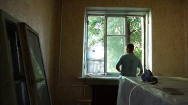 Lipetsk, Rusya Federasyonu - 27 Ağustos 2018: Erkek tesisatçısı eski ahşap pencere aslayeniden