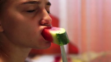 genç kadın bir dilim karpuz yeme