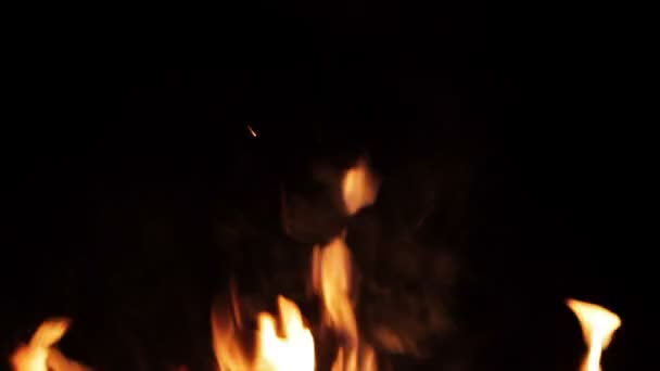 Siyah arkaplanda izole edilmiş gerçek yangın, döngü videosu — Stok video