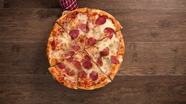O garçom coloca uma placa com pizza em uma mesa, as mãos das pessoas pegam pedaços, param a animação — Vídeo de Stock