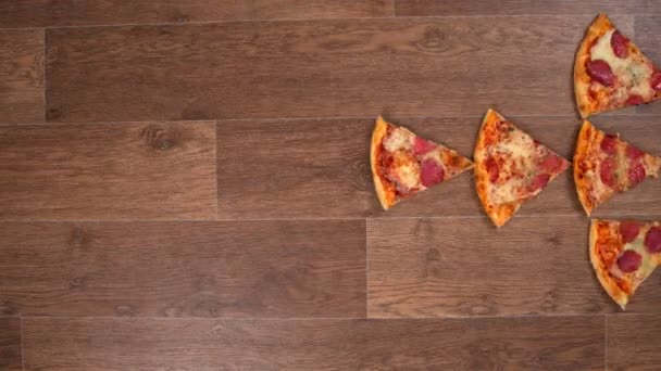 Pieces of pizza passing in the frame, stop motion animation — Stock Video