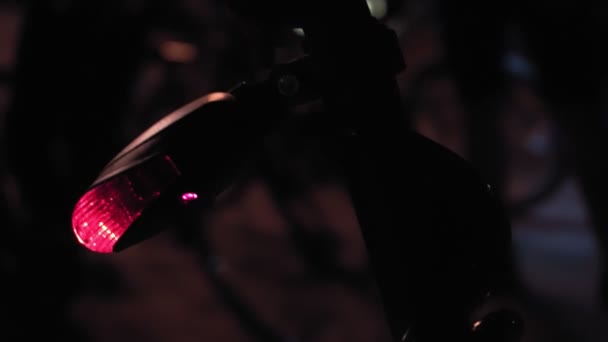 Bisiklet kuyruk ışığı yakın çekim — Stok video