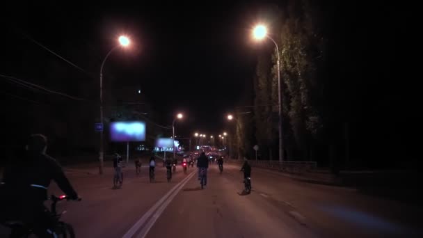 Desfile nocturno de bicicletas — Vídeo de stock