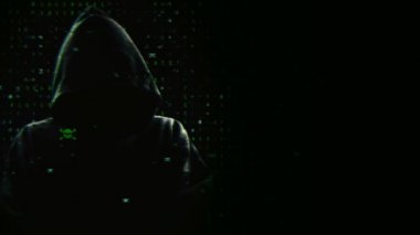 Yeşil bir hacker silueti