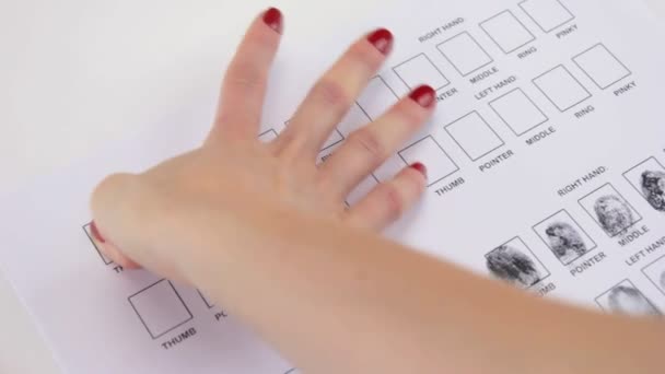 Mujer pone huellas dactilares en una forma especial — Vídeos de Stock