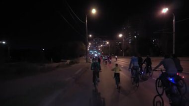 Birçok bisiklet gece çalıştırmak