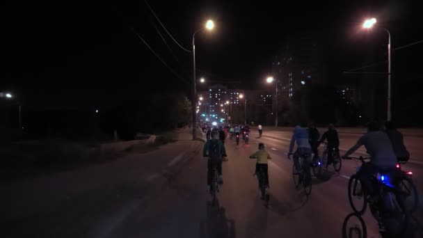 Muchas bicicletas corren por la noche — Vídeo de stock