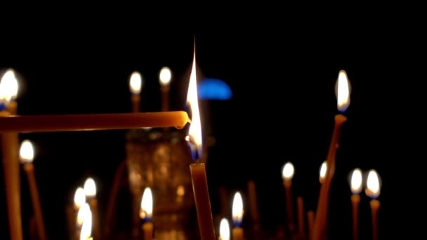 Bruciare una candela nel tempio — Video Stock