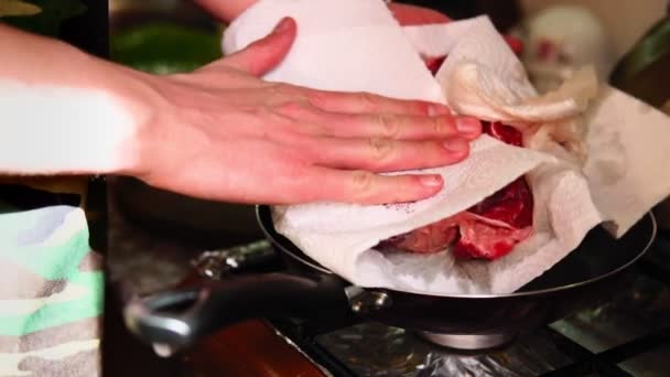 Chef toalhetes lavados carne crua com toalhas de papel — Vídeo de Stock