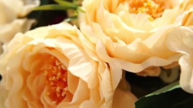 Suni çiçek buketi aşağıdan yukarıya yakın çekim izleme