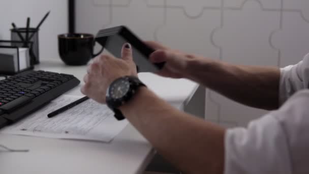 Detektif bermain lima belas puzzle tag di tempat kerjanya, tangan closeup — Stok Video