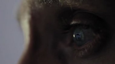 Bilgisayarda çalışan adamın yakın çekim gözü