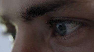 Bilgisayarda çalışan ekrana bakarak adam sürpriz Closeup göz