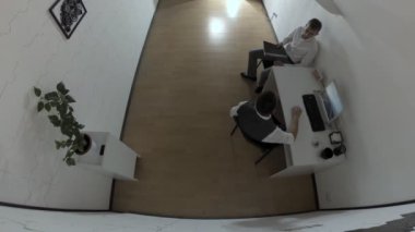 Adam iş arkadaşına belgeler, güvenlik kamerası görüntüleri ile bir klasör getirdi