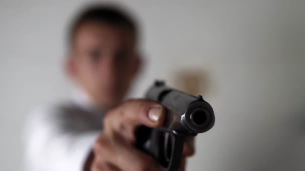 Man with gun is aiming at the camera in slow mitoin — Stock Video