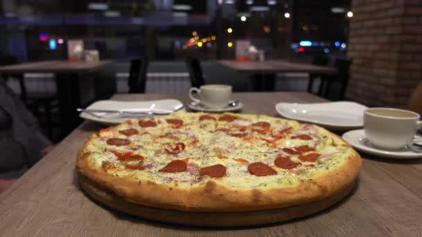 Los amigos están comiendo pizza en la cafetería tomando rebanadas de tablero de madera, manos de cerca . — Vídeos de Stock