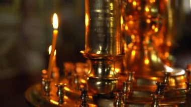 Yanan mumlar ile altın mum çubuğu yakın çekim kaydırma