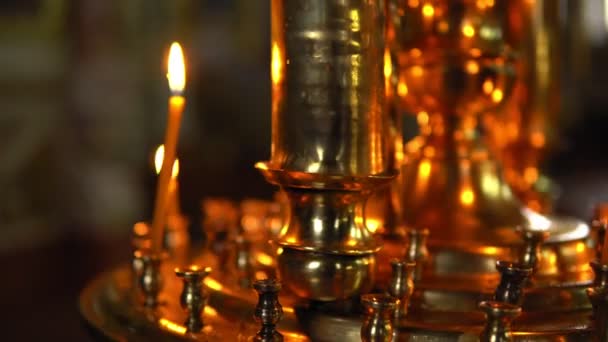 Candelabro dorado con velas encendidas paneo primer plano — Vídeo de stock