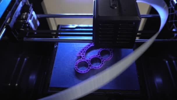 Δουλεύοντας μοντέρνος εκτυπωτής 3D εκτυπώνει αντικείμενο, λεπτομέρεια ή στοιχείο κατασκευασμένο από πλαστικό. — Αρχείο Βίντεο