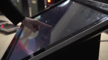 Dokunmatik ekran duyusal interaktif masada çocuk güneş sistemi ile harita dokunur.