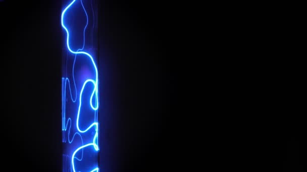 Рука Чайлдса касается плазменной трубки молнией в темноте. Шоу Тесла со статическим электричеством . — стоковое видео