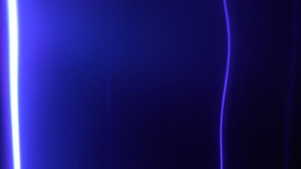 Tube plasma avec éclair bleu brillant dans l'obscurité en exposition, gros plan .