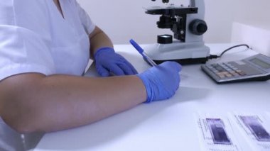 Laboratuar asistanı özel bir belgede çalışmanın sonuçlarını yazma