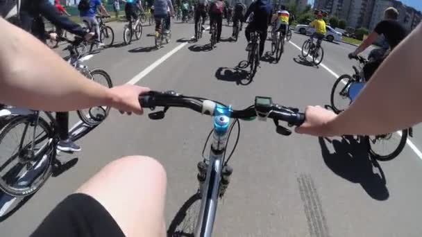 Cyklist rider på cykel på vägen i veloday bland en grupp cyklister. — Stockvideo