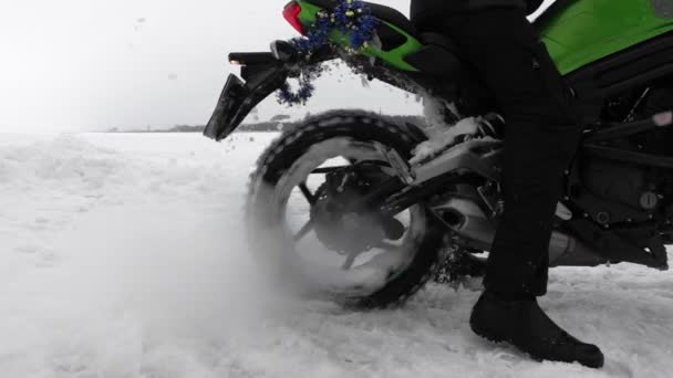 Koło motocyklowe jest poślizgiem na śniegu powodowane usypianiem tematu w snowdrift w Motocross zbliżenie. — Wideo stockowe