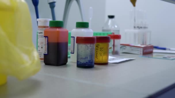 Secretária no armário de laboratório — Vídeo de Stock