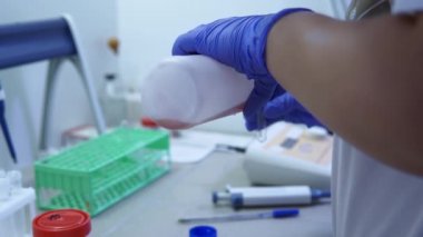 Laboratuvarda laboratuar teknisyeni bir test tüpünde özel reaktifler