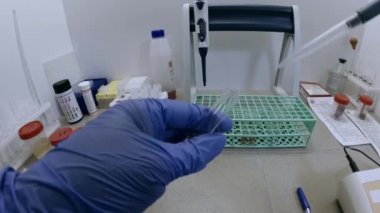 Klinik laboratuar ilk kişi görünümünde çalışma