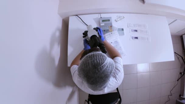 Vrouw laboratorium assistent op de werkplek Top View — Stockvideo