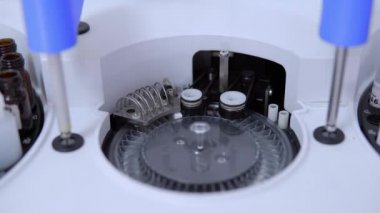 İnsan biyolojik materyalinin tıbbi otomatik robotik analizörüne yakınlaşma