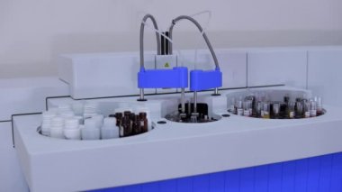 İnsan biyolojik materyalinin tıbbi otomatik robotik analizörü