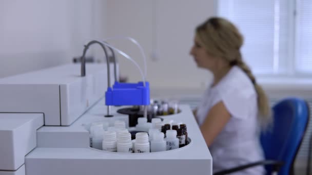 Lavoro a distanza dell'assistente di laboratorio presso l'analizzatore chimico di controllo del computer — Video Stock