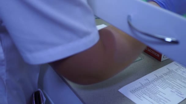 L'assistant de laboratoire enregistre les données médicales dans un document — Video