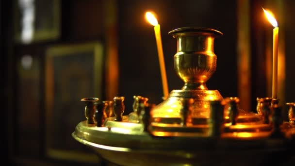Пара свечей в золотом подсвечнике в православной церкви — стоковое видео