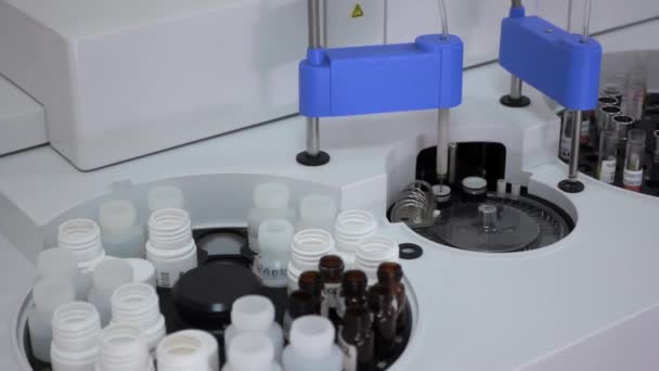 Biyolojik laboratuvar testlerinin incelenmesi için robotik otomatik cihaz — Stok video